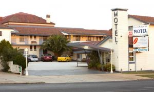 Cowra Motor Inn - Surfers Paradise Gold Coast